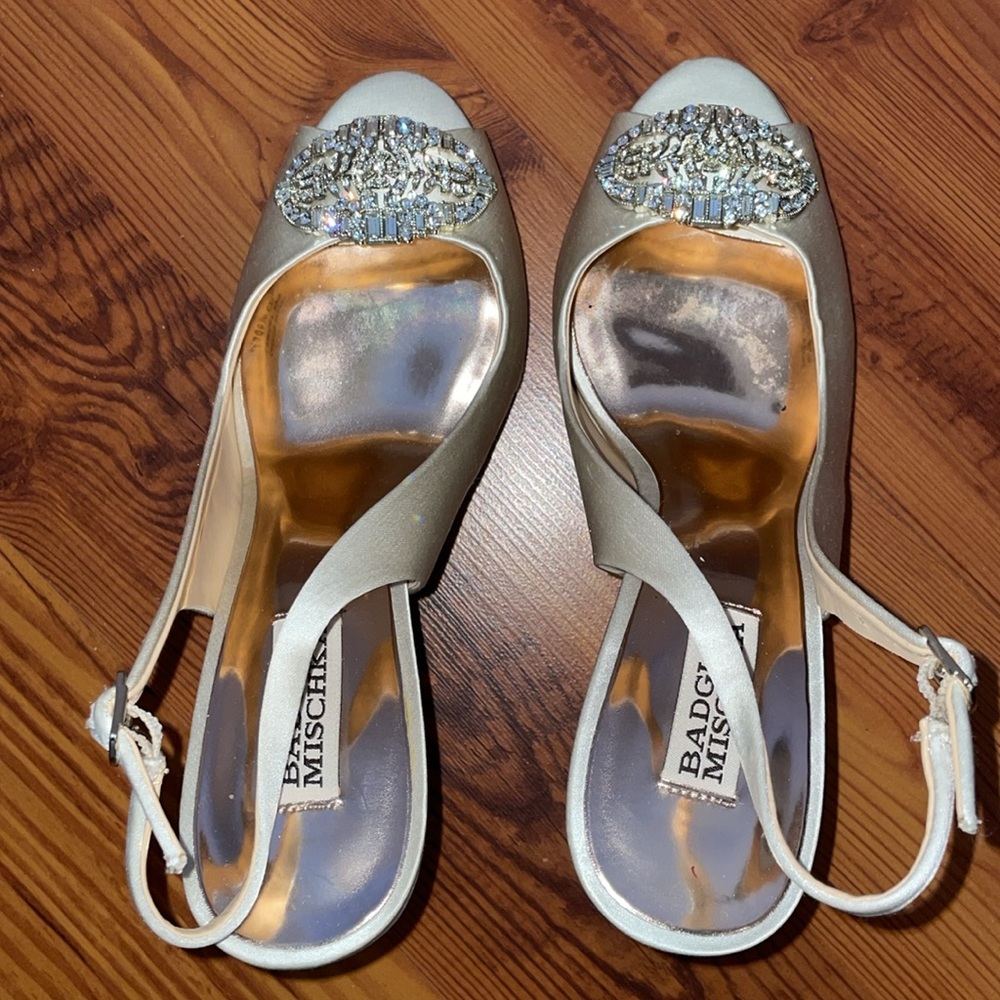 Badgley Mischka beautiful in excellent condition with box and dust bag. 8-1/2. - Picture 7 of 14